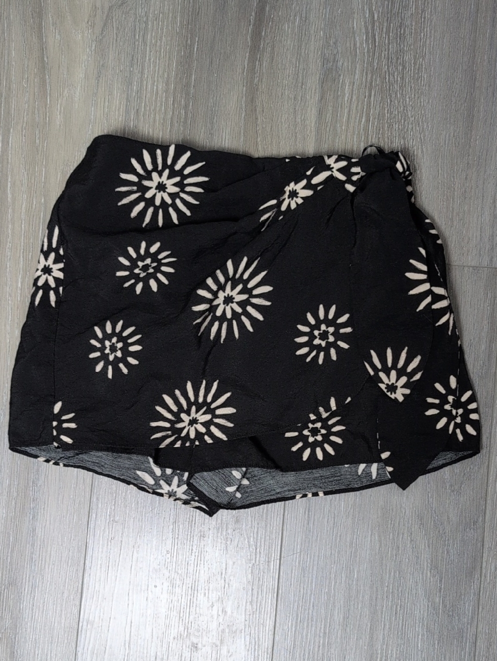 Primark Black Floral Wrap Skort with Cream Daisy Print